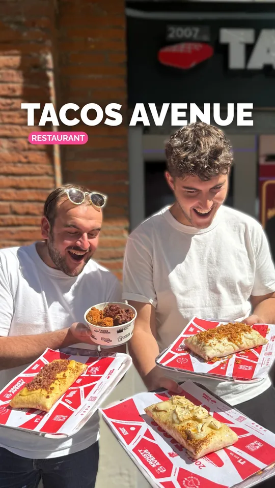 Miniature Klub : deux clients avec leurs tacos, nom du lieu en capitales blanches et pastille rose