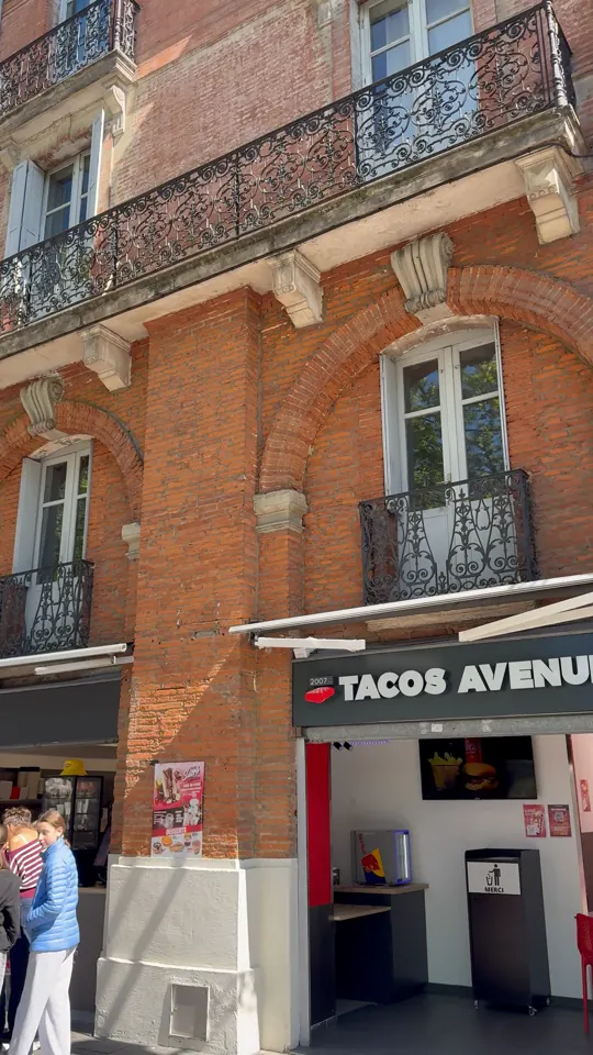 Façade d’un restaurant partenaire, vue de la rue