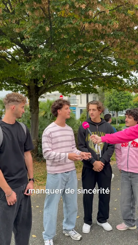 Groupe de jeunes interviewés en journée devant une résidence